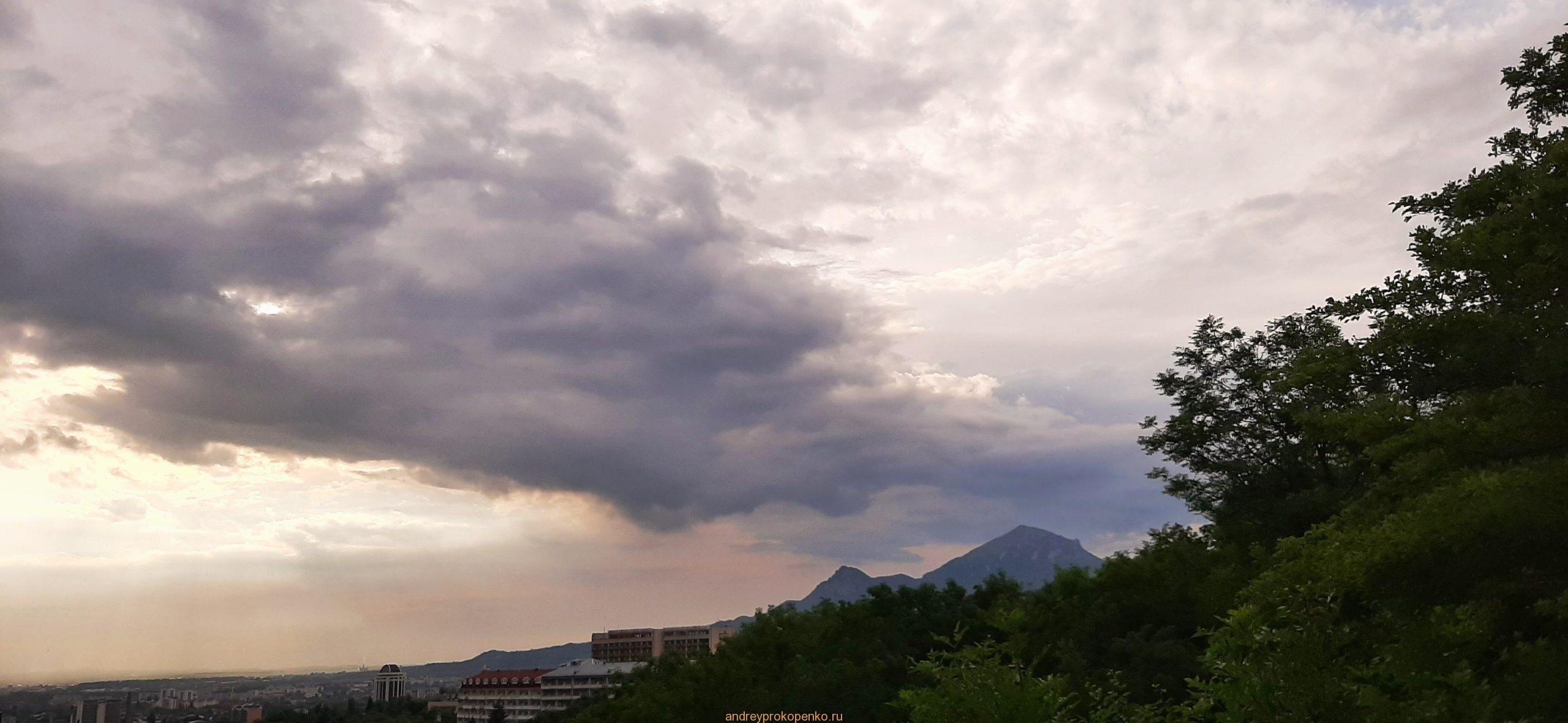 Закат в Пятигорске из верхней точки парка Цветник