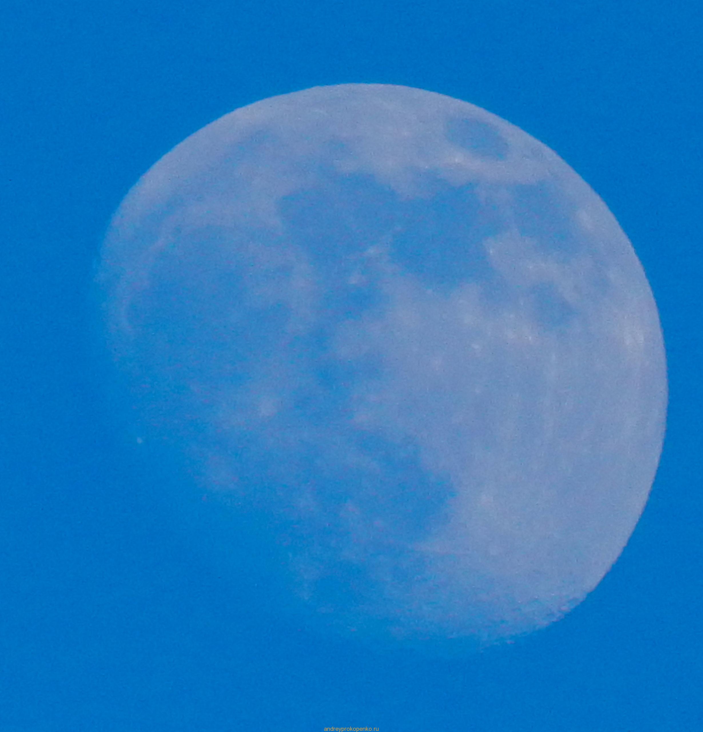 Луна в объективе фотоаппарата
