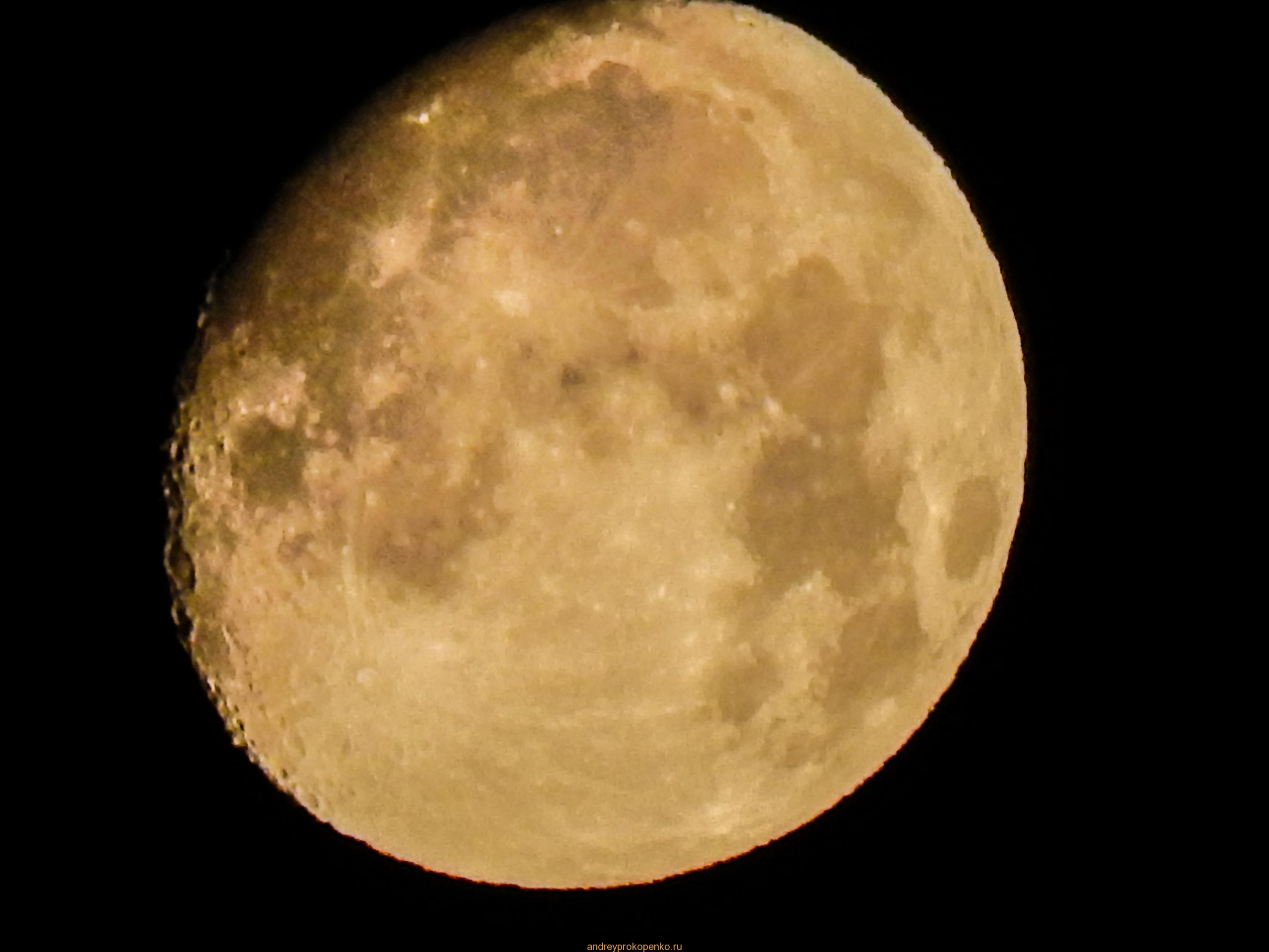 Луна в объективе фотоаппарата
