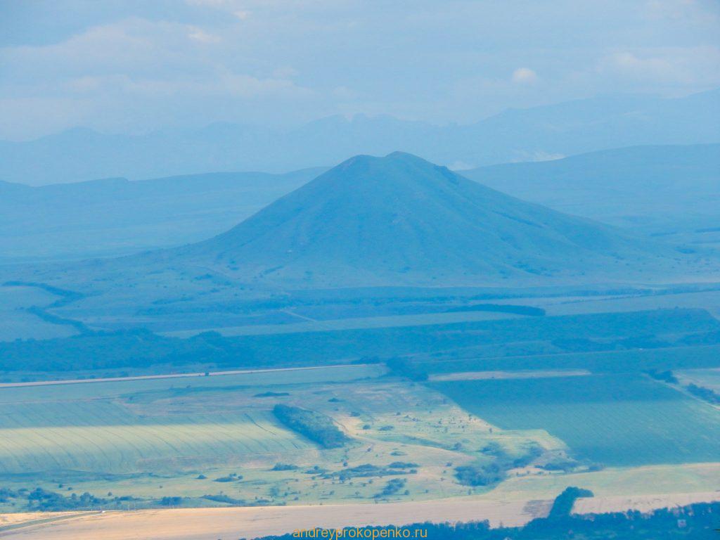 Кувшинки на Монастырском озере. Гора Бештау