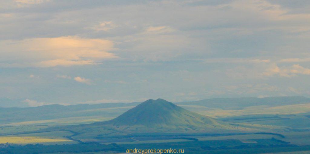 Кувшинки на Монастырском озере. Гора Бештау