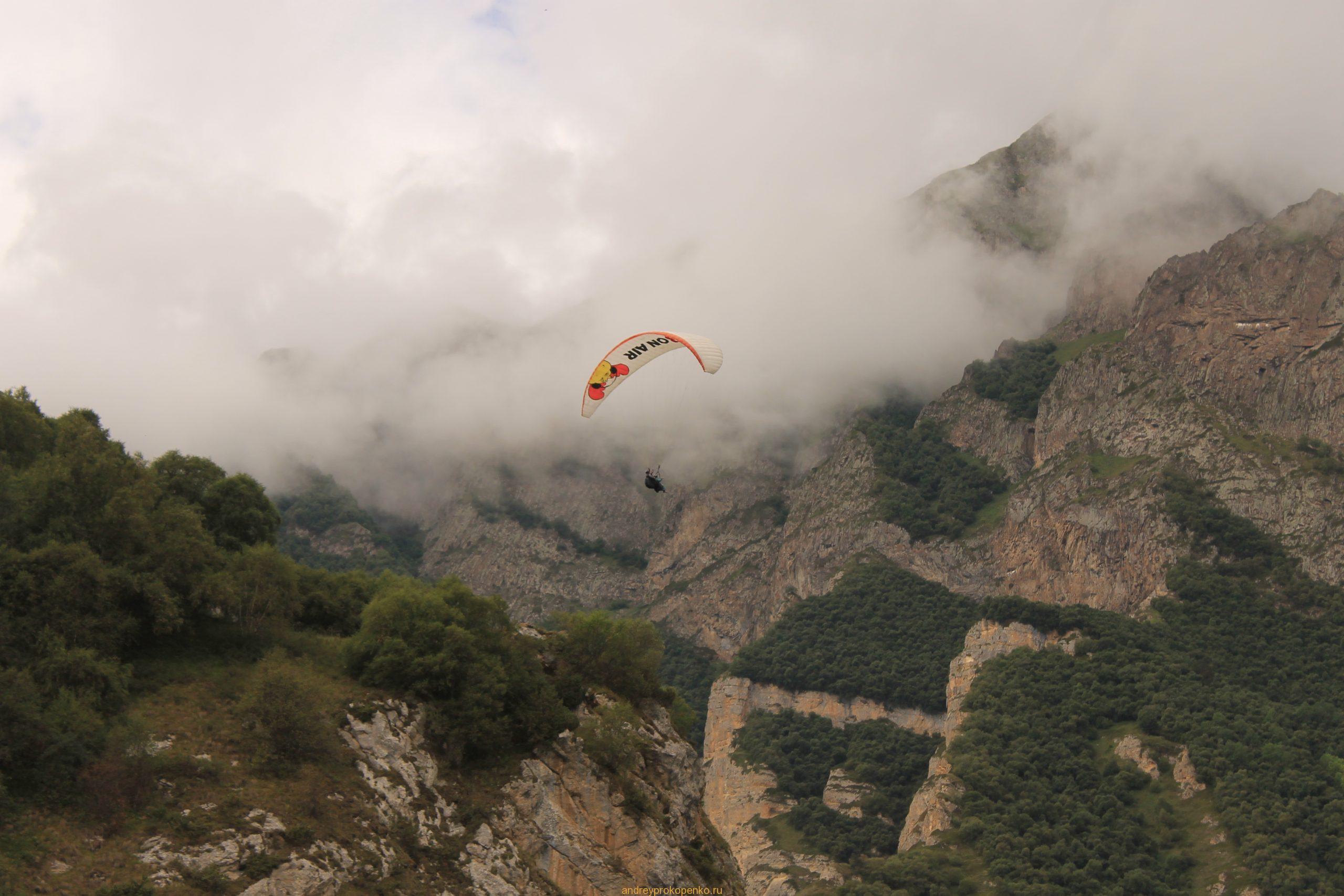 Полёт на параплане совсем рядом с облаками