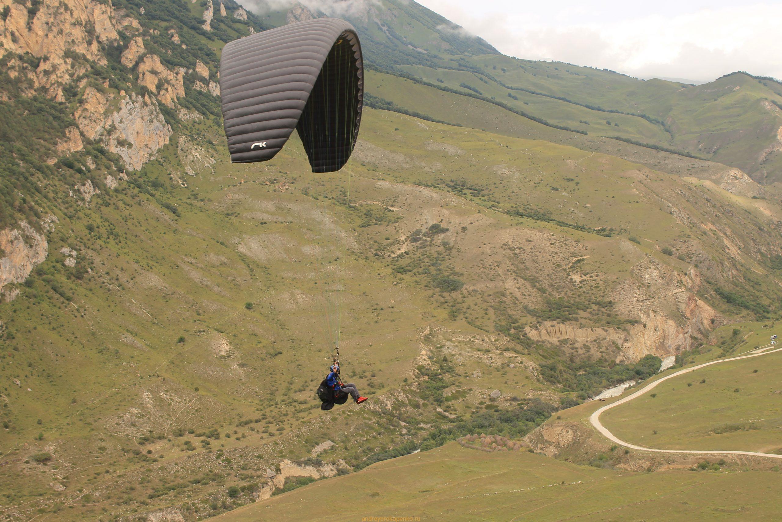 Летает много профессионалов и тандемов (инструктор и пассажир)