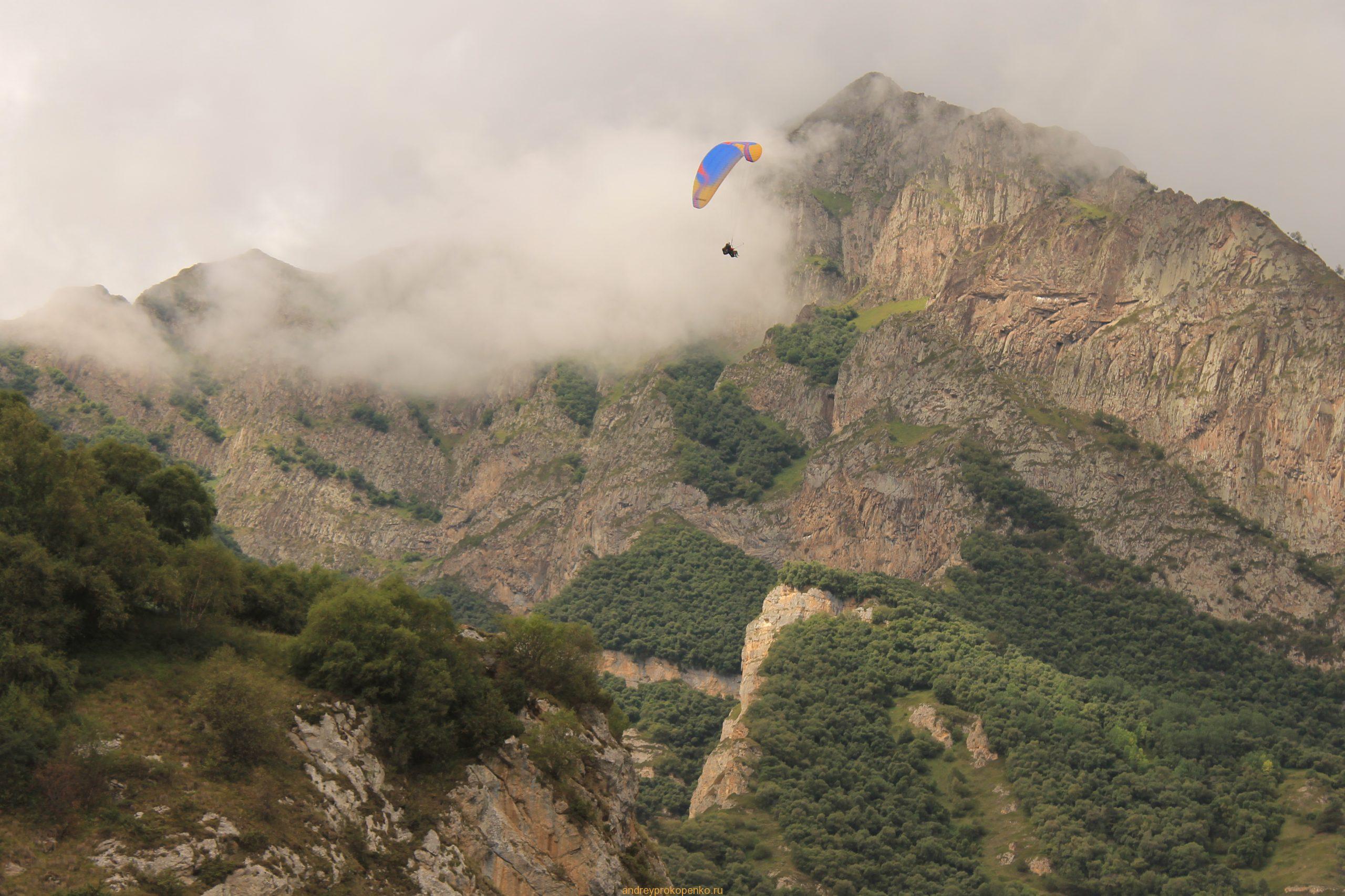 Летая на параплане можно в тишине рассмотреть вершины близлежащих гор