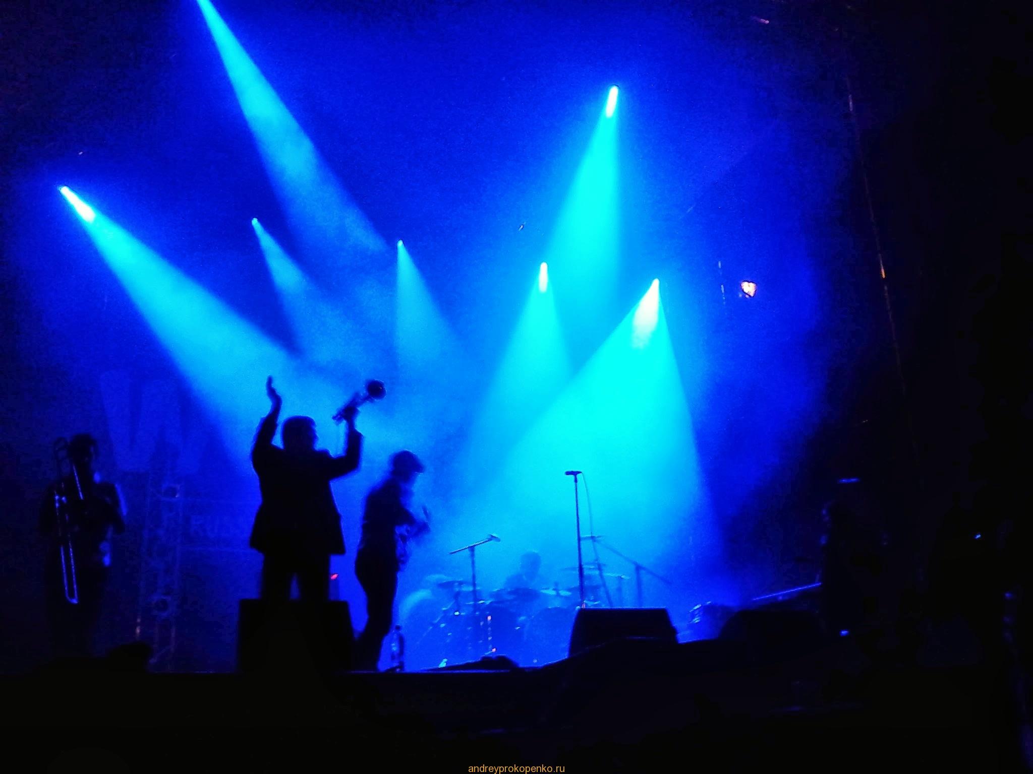 Огни сцены. Софиты и музыканты