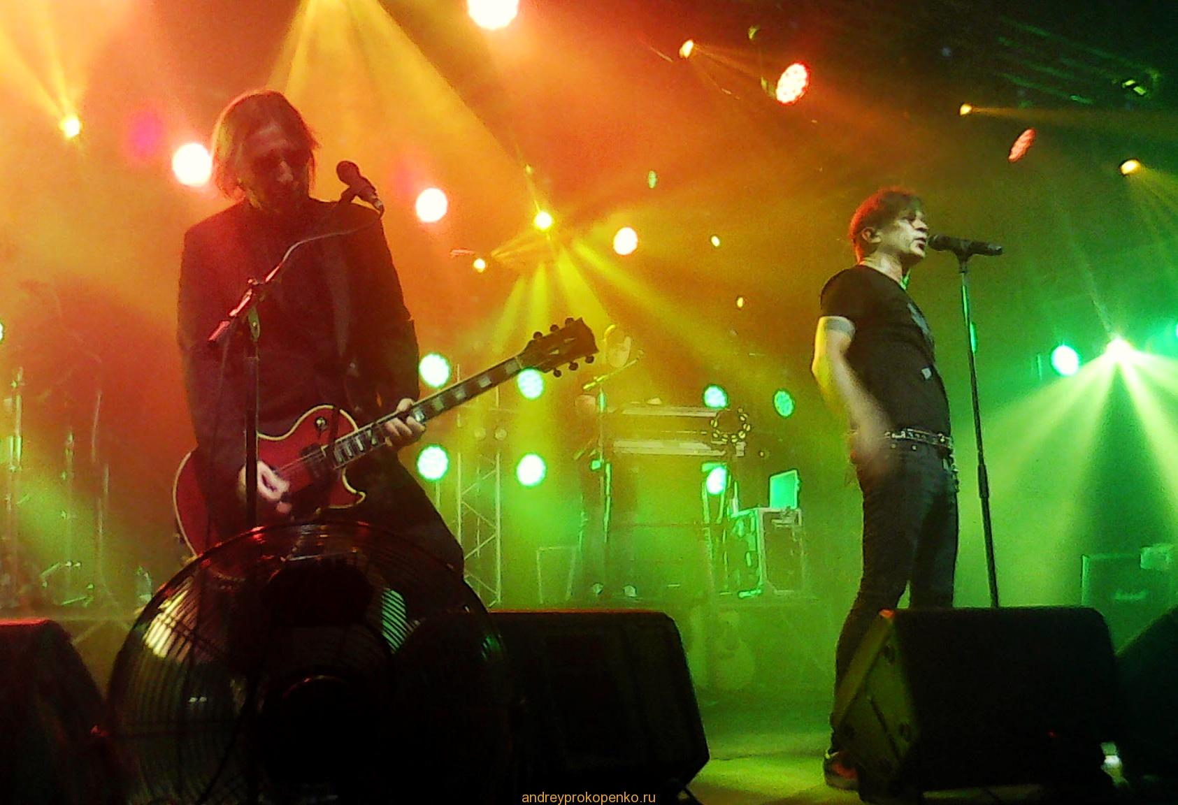 Огни сцены. Софиты и музыканты