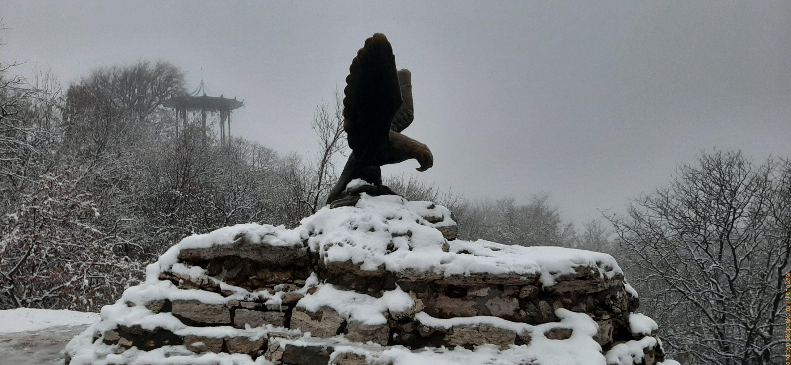Скульптура Орла в парке Цветник. Зимний Пятигорск
