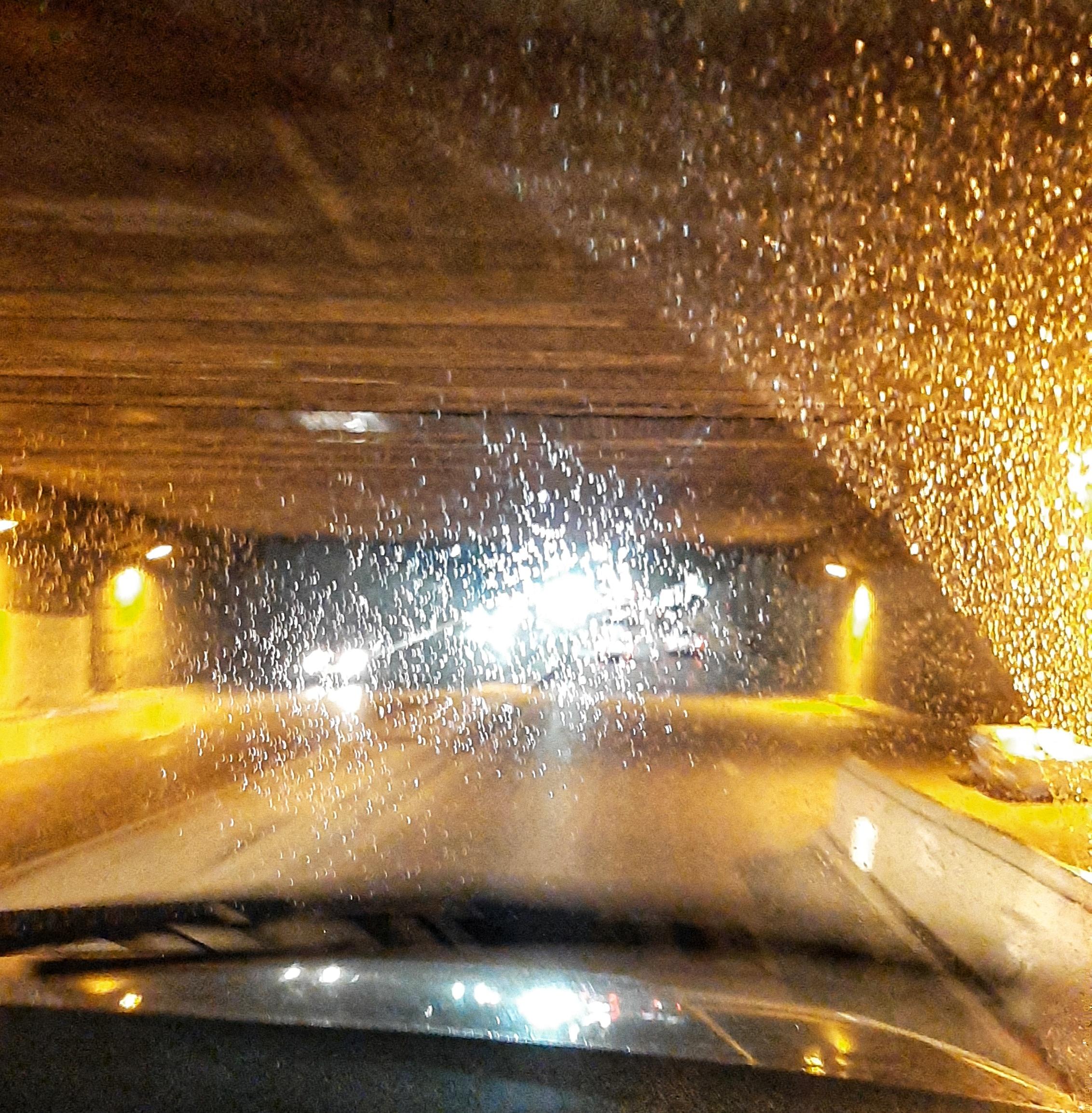 Поездка в машине под дождем