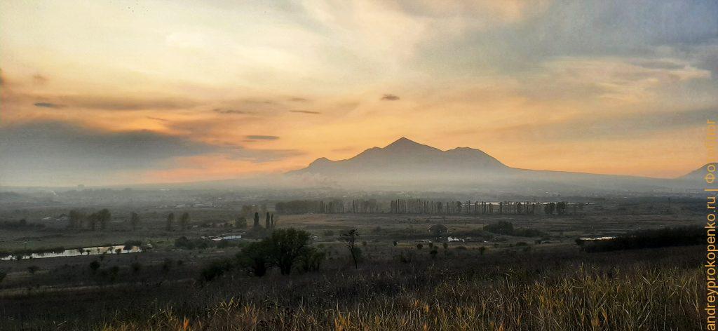 Закат и странные фигуры на горе в посёлке Иноземцево