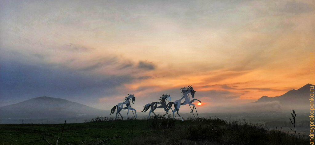 Закат и странные фигуры на горе в посёлке Иноземцево