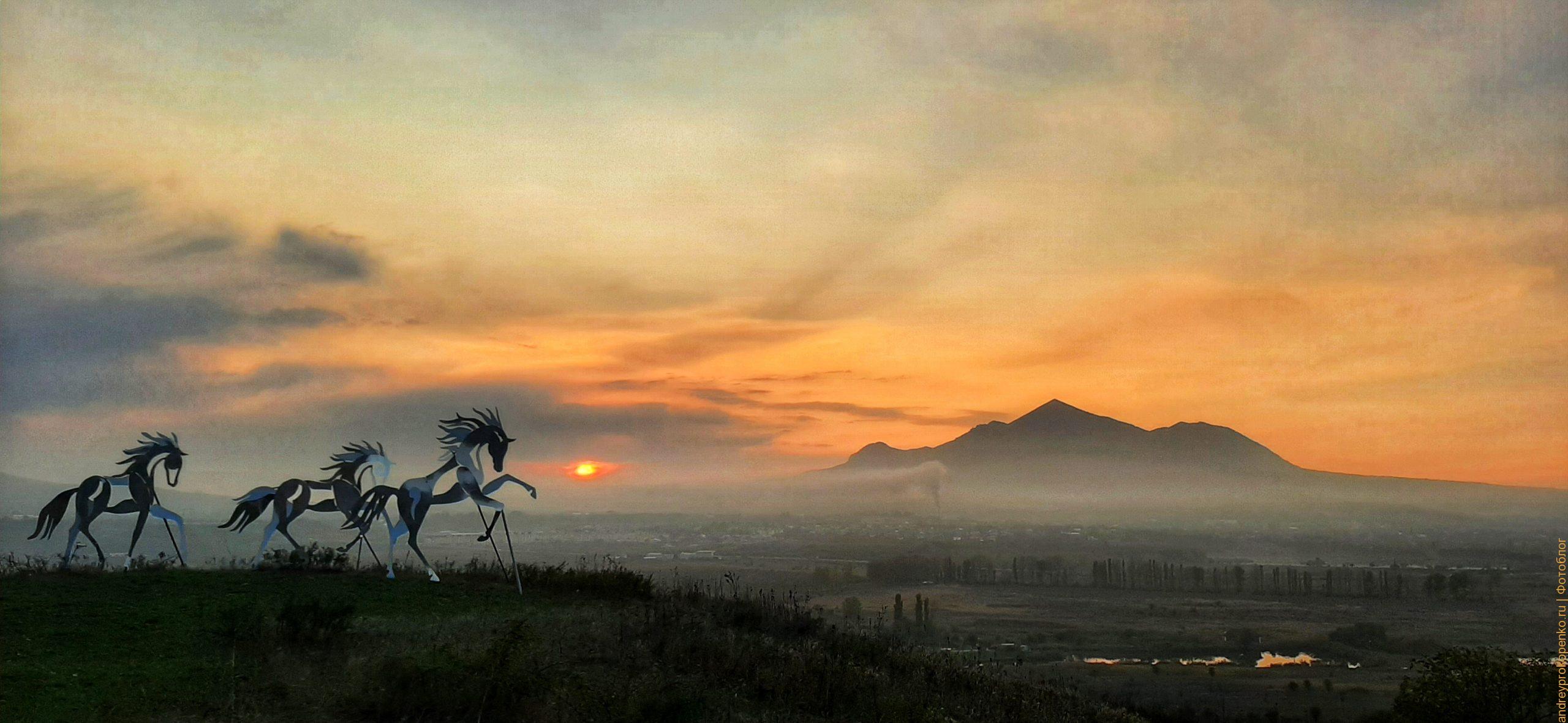 Закат и странные фигуры на горе в посёлке Иноземцево