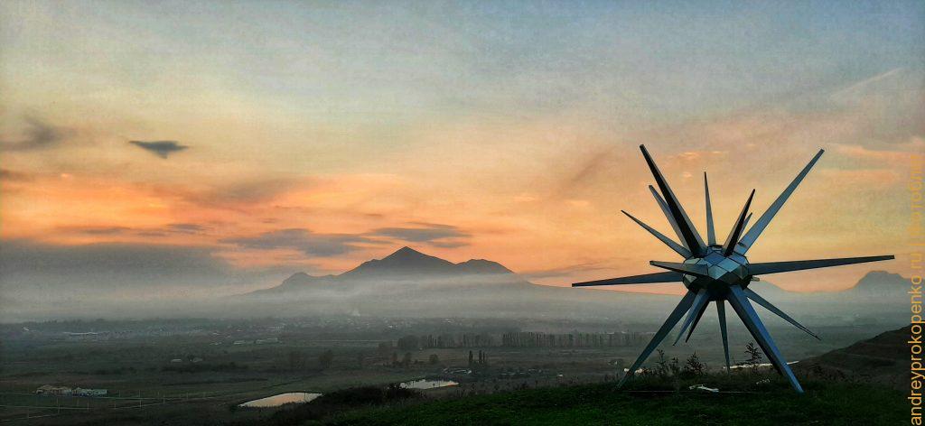 Закат и странные фигуры на горе в посёлке Иноземцево