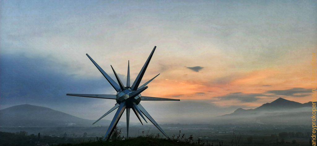 Закат и странные фигуры на горе в посёлке Иноземцево