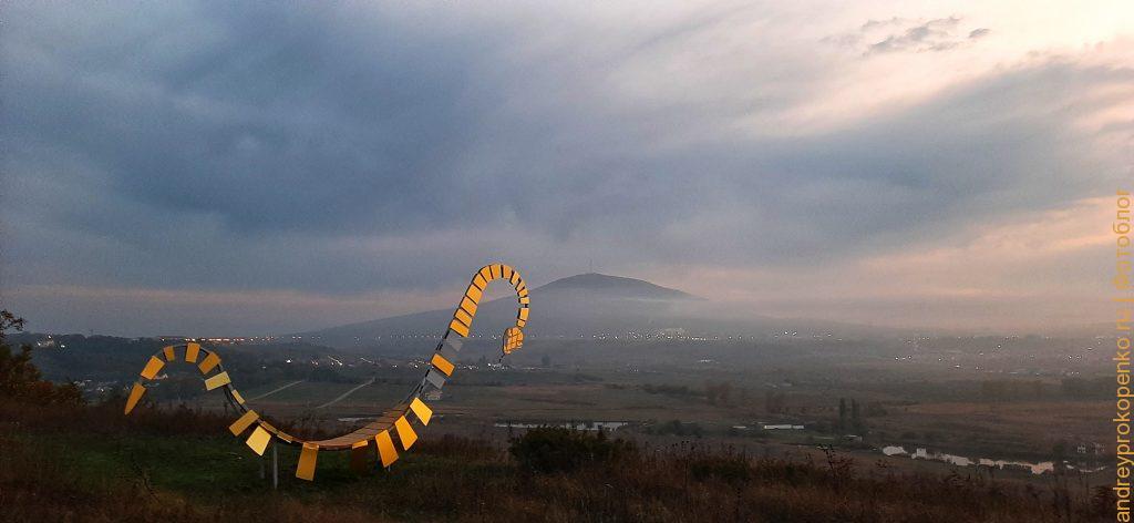 Закат и странные фигуры на горе в посёлке Иноземцево