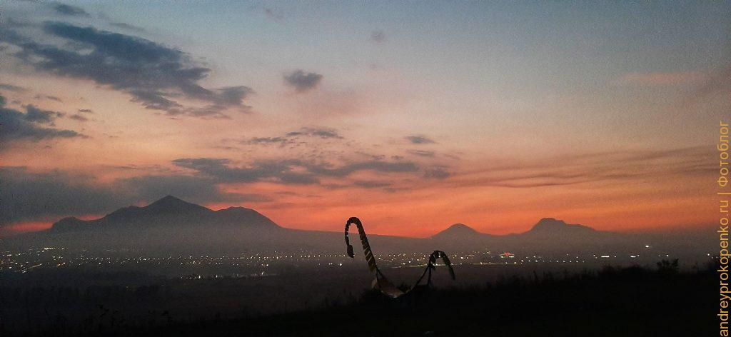 Закат и странные фигуры на горе в посёлке Иноземцево