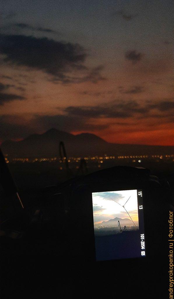 Закат и странные фигуры на горе в посёлке Иноземцево