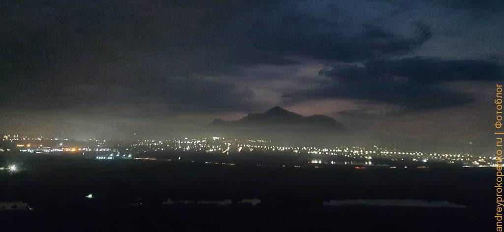 Закат и странные фигуры на горе в посёлке Иноземцево