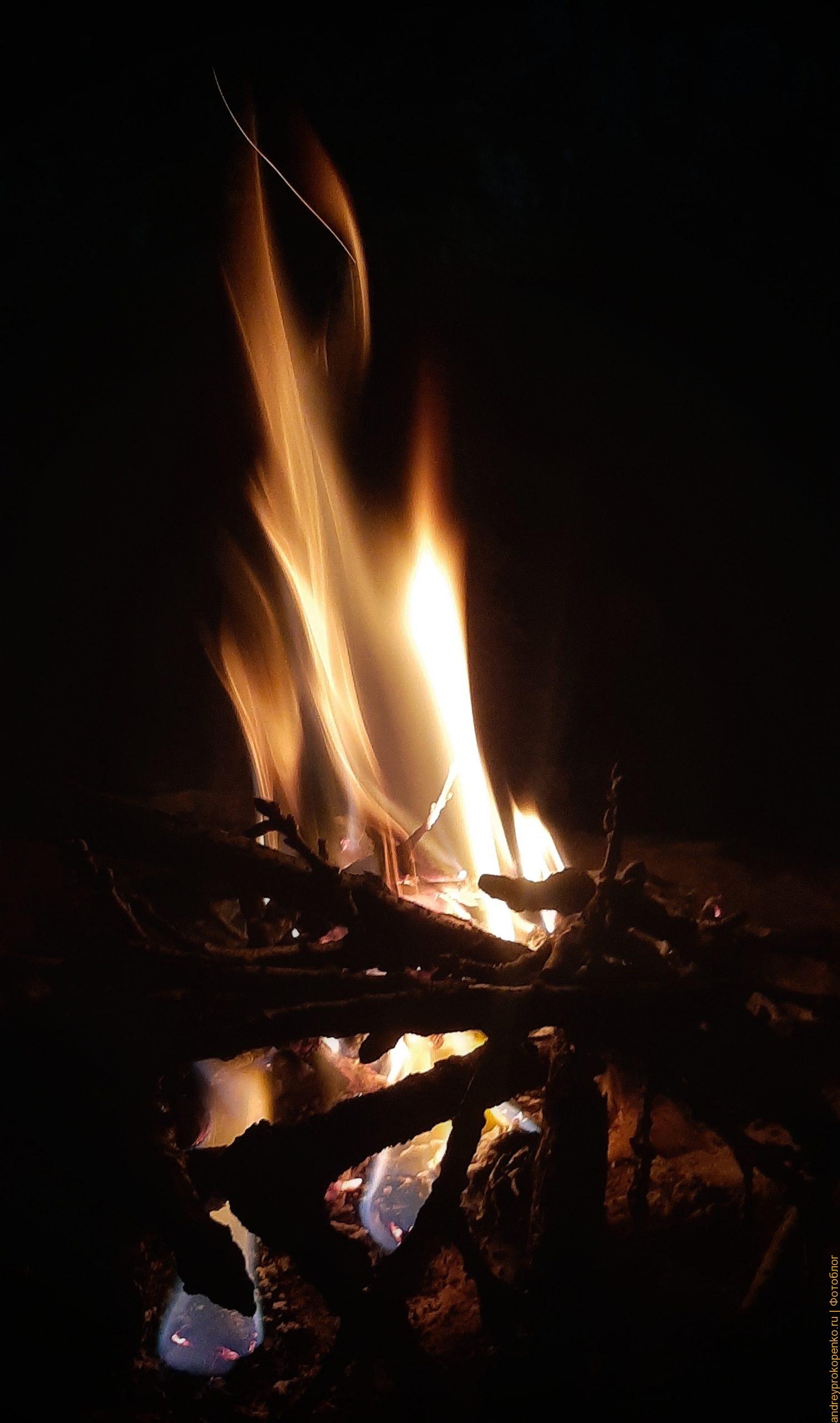 Костёр ночью на фото и видео