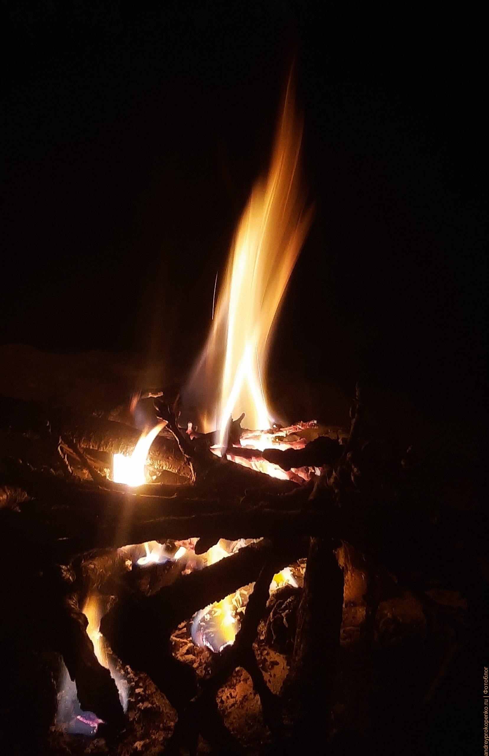 Костёр ночью на фото и видео