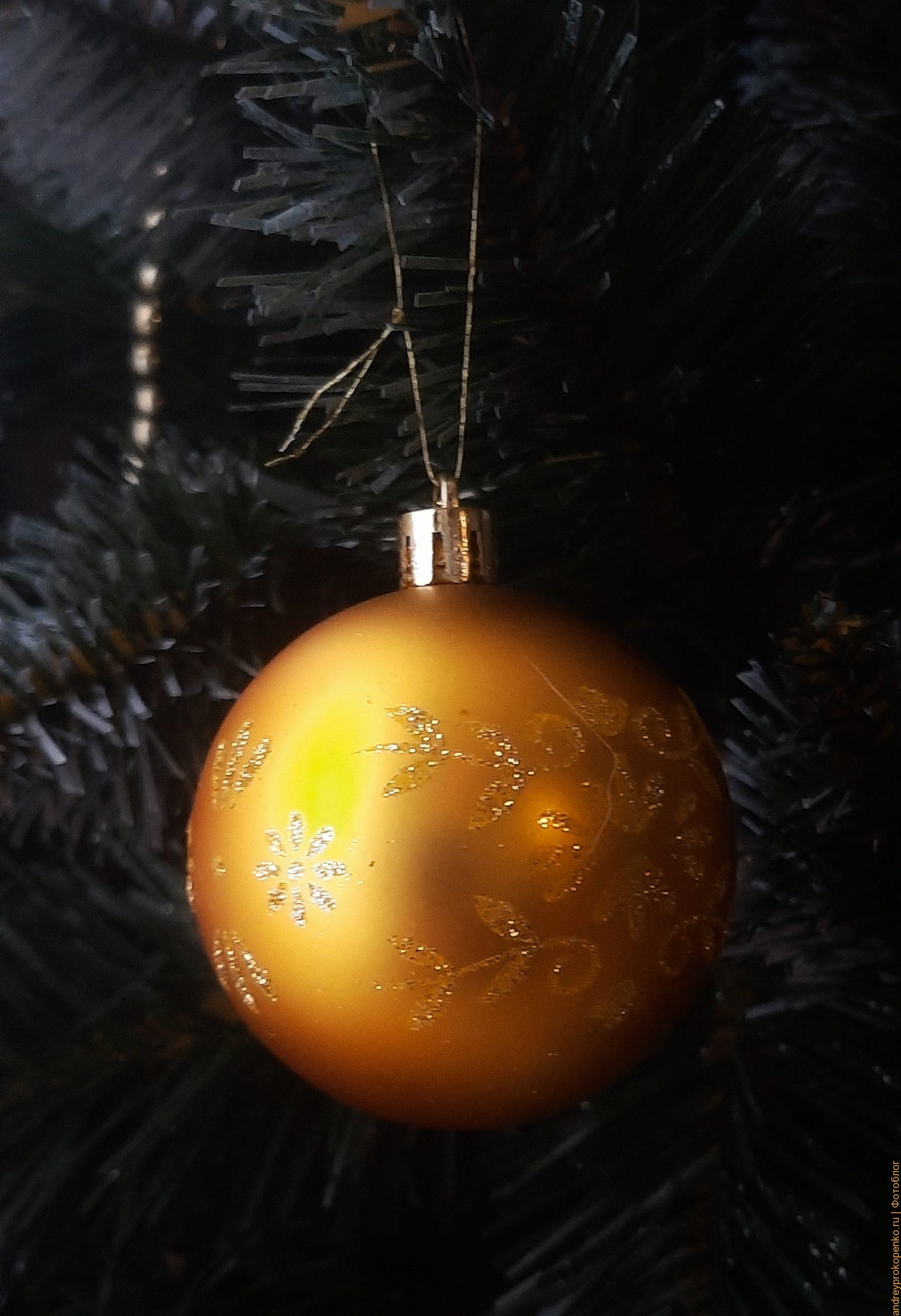 Ёлочные игрушки на Новогодней ёлке