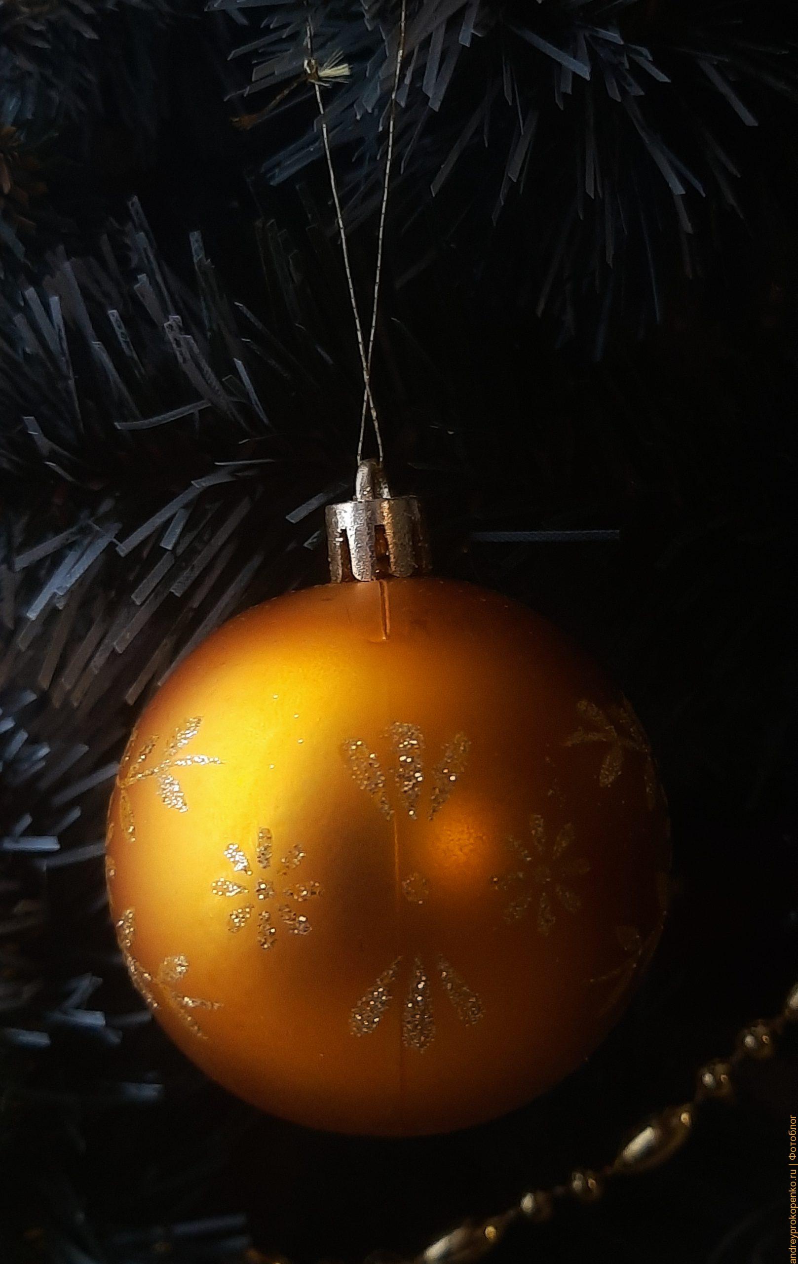 Ёлочные игрушки на Новогодней ёлке