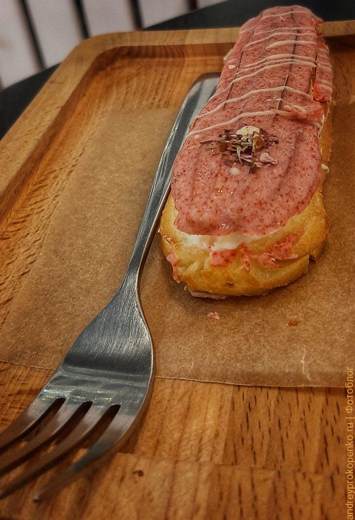 Пирожное с вилкой / фото дня