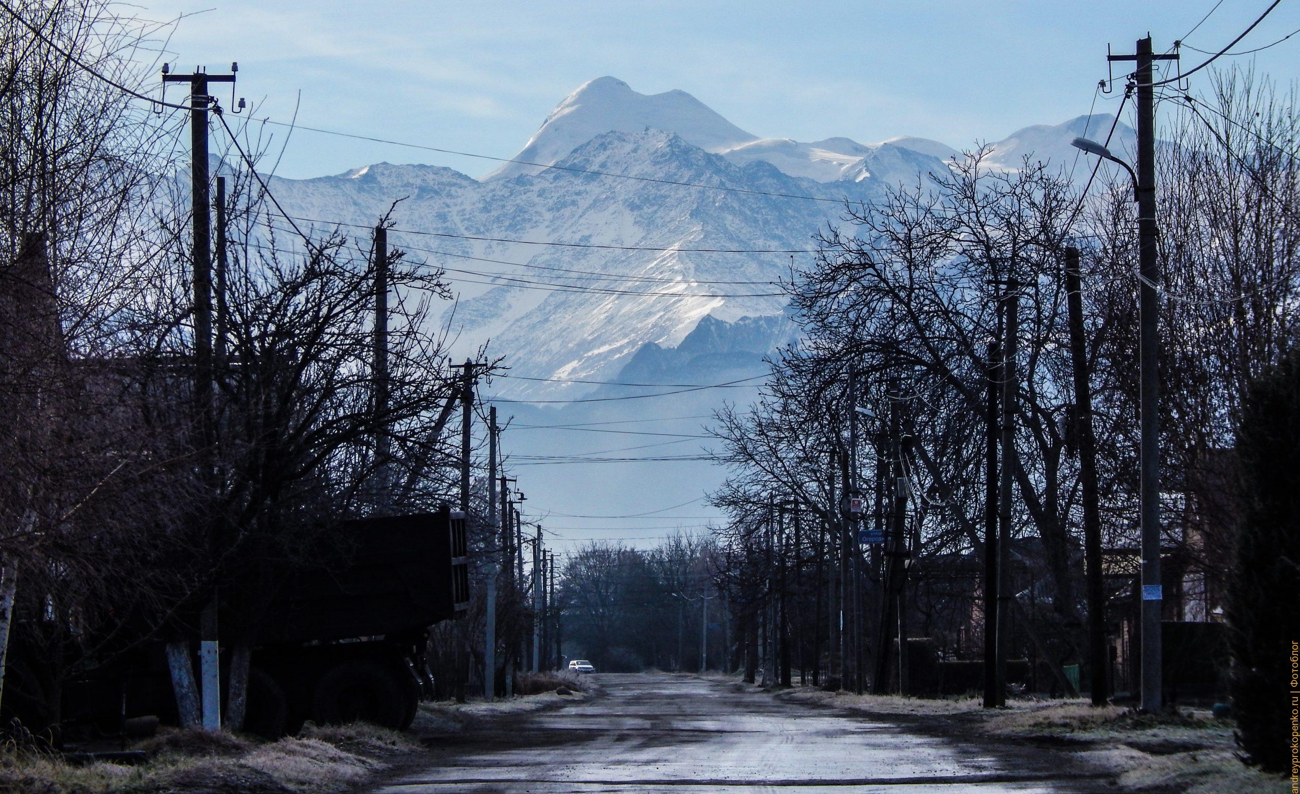 Казбек на улице одного из сёл в Северной Осетии / фото дня