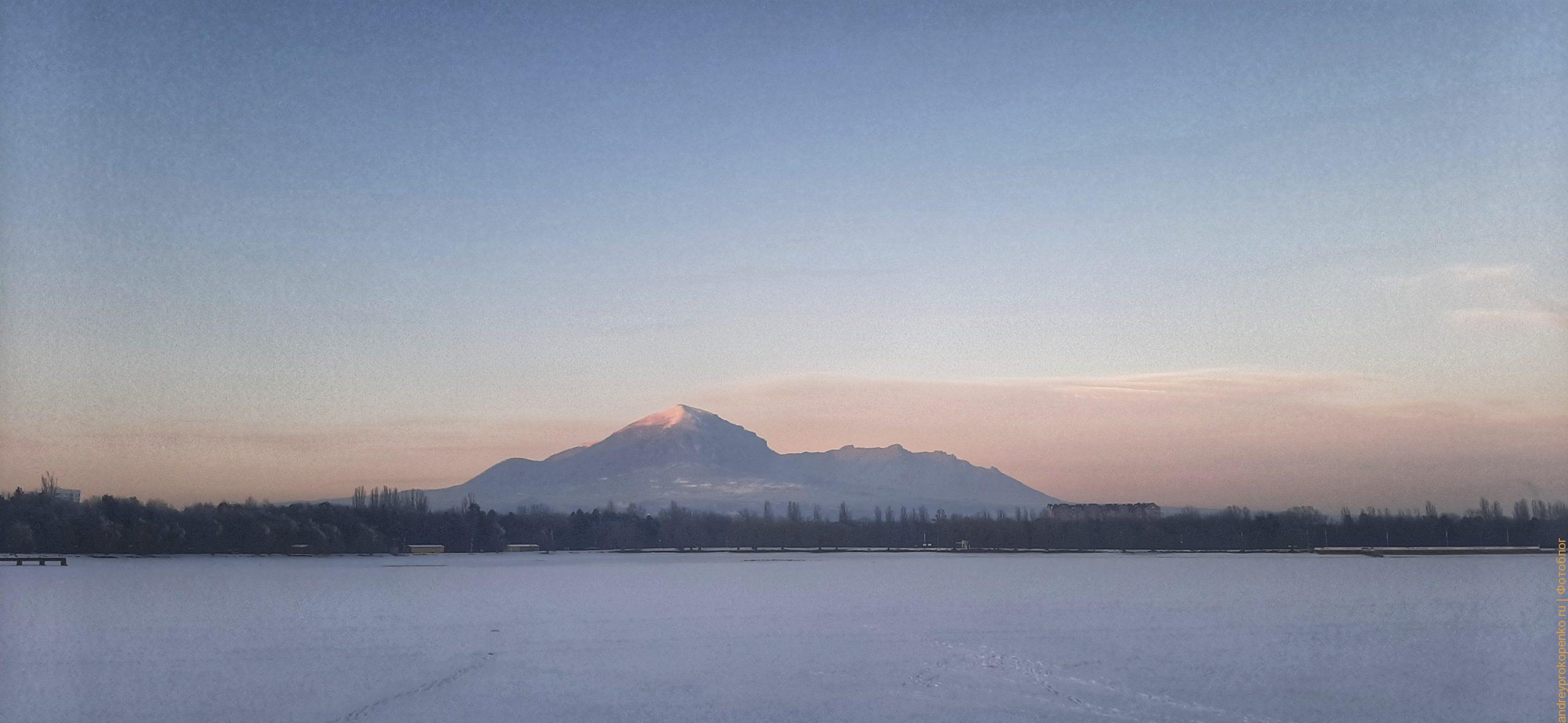 Зимнее озеро в Пятигорске. Лёд и холод