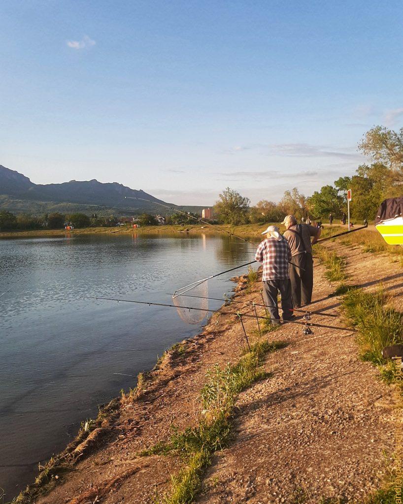 Рыбалка и закат на озере в Пятигорске