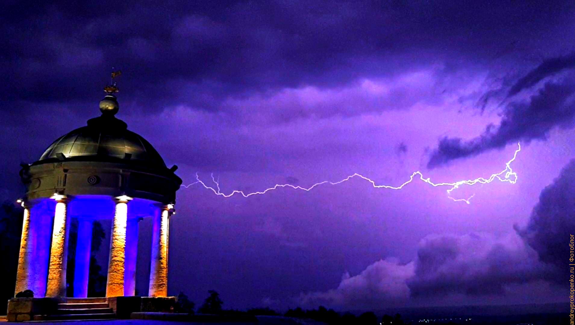 Молния на Эоловой арфе в Пятигорске/ фото дня