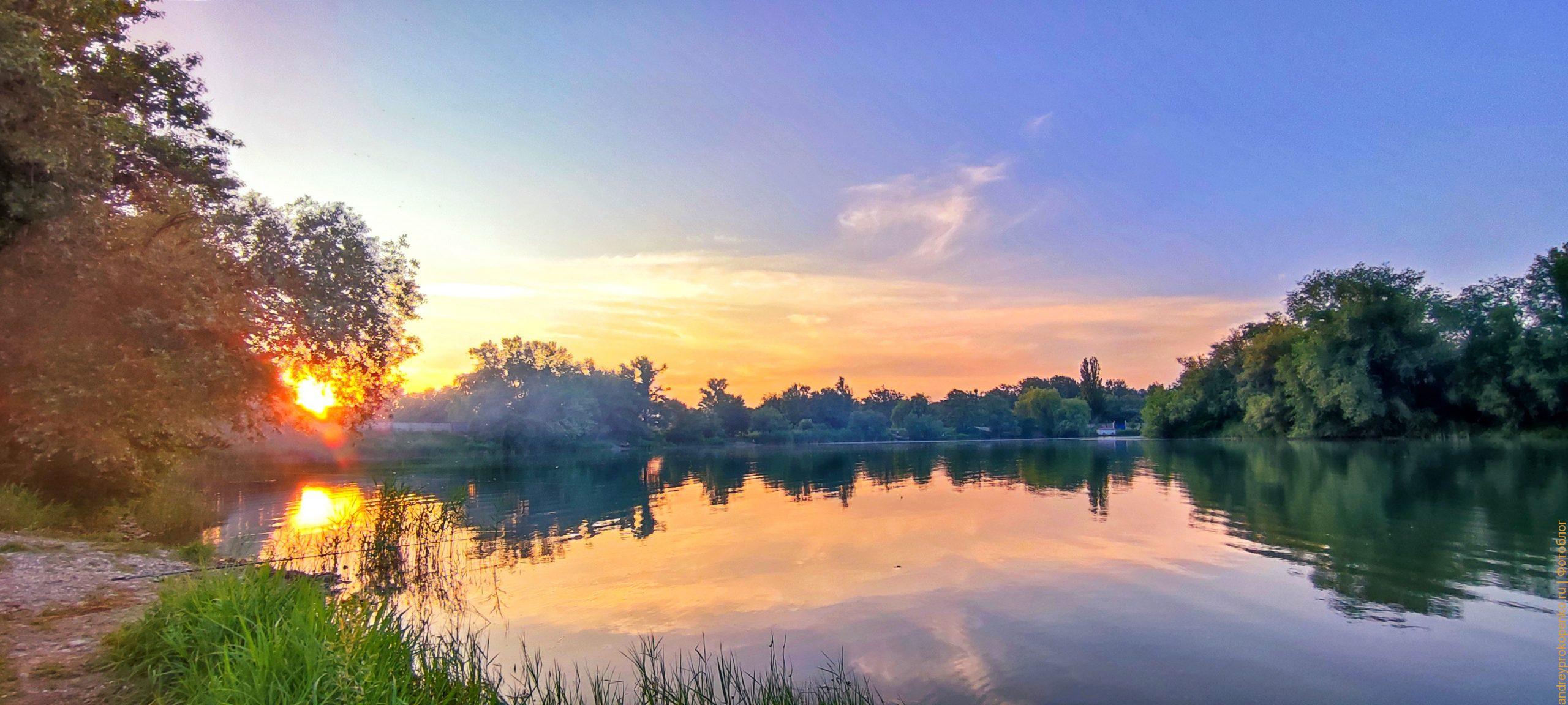 Летний лов рыбы на озере в Пятигорске