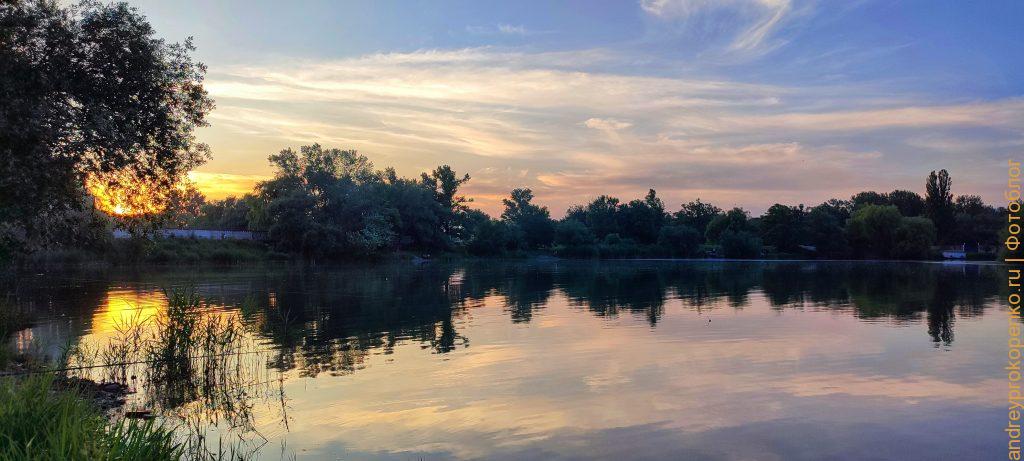 Летний лов рыбы на озере в Пятигорске