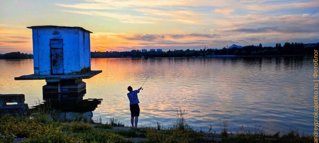 Летний лов рыбы на озере в Пятигорске