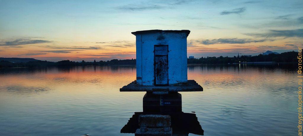 Летний лов рыбы на озере в Пятигорске