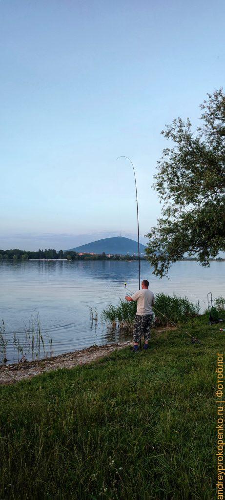 Летний лов рыбы на озере в Пятигорске