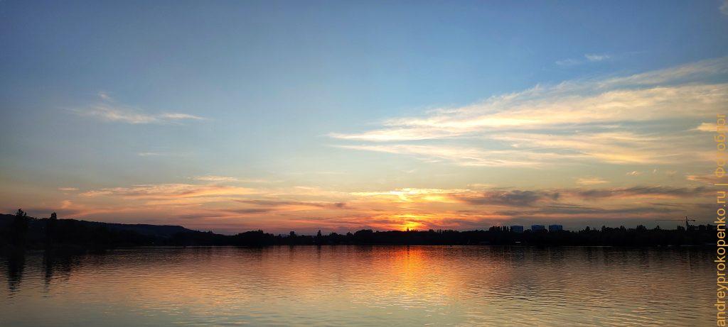 Летний лов рыбы на озере в Пятигорске