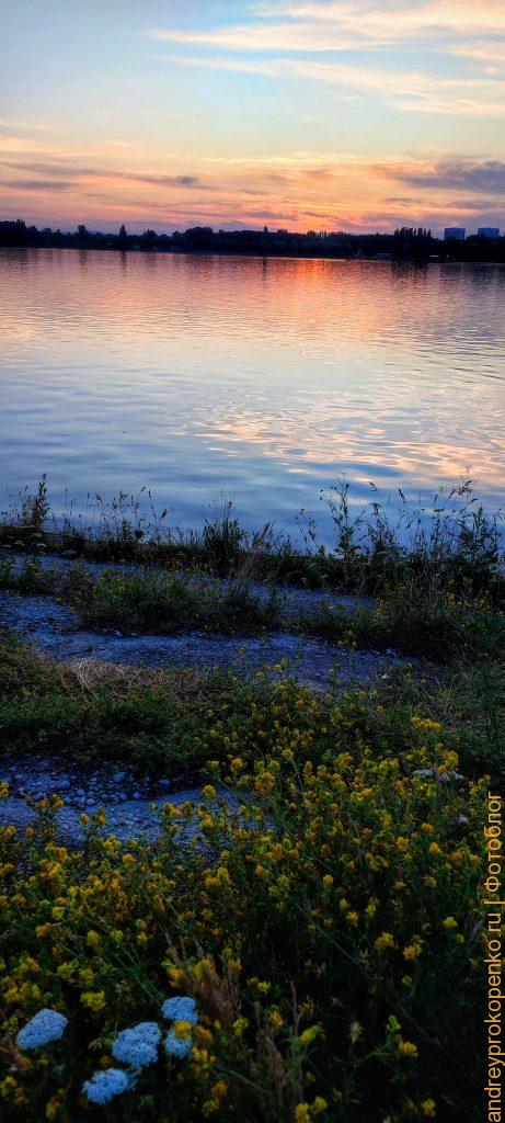 Летний лов рыбы на озере в Пятигорске
