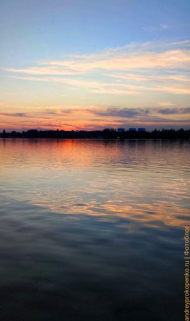 Летний лов рыбы на озере в Пятигорске