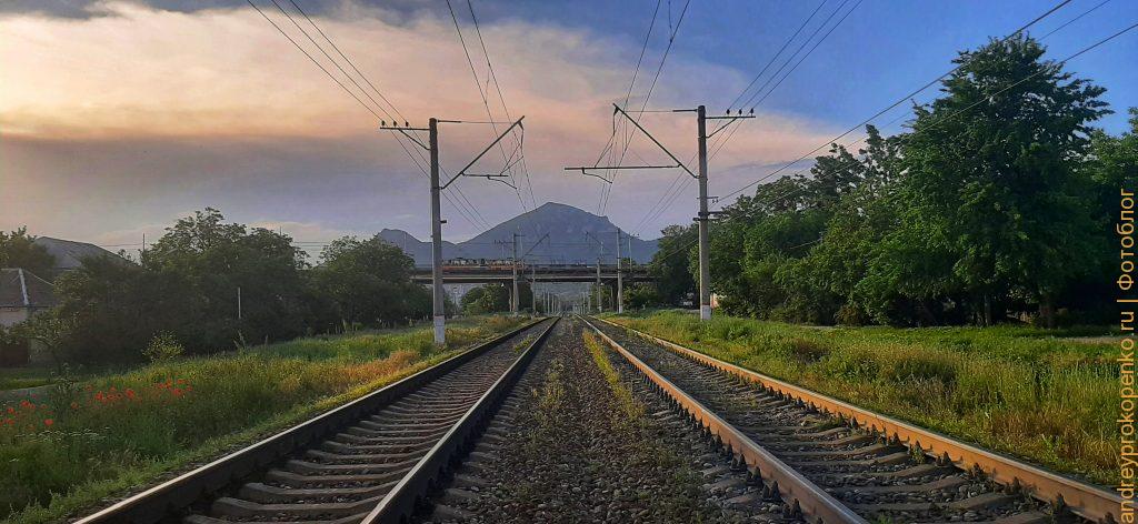 Закат, маки, электрички и гора Бештау