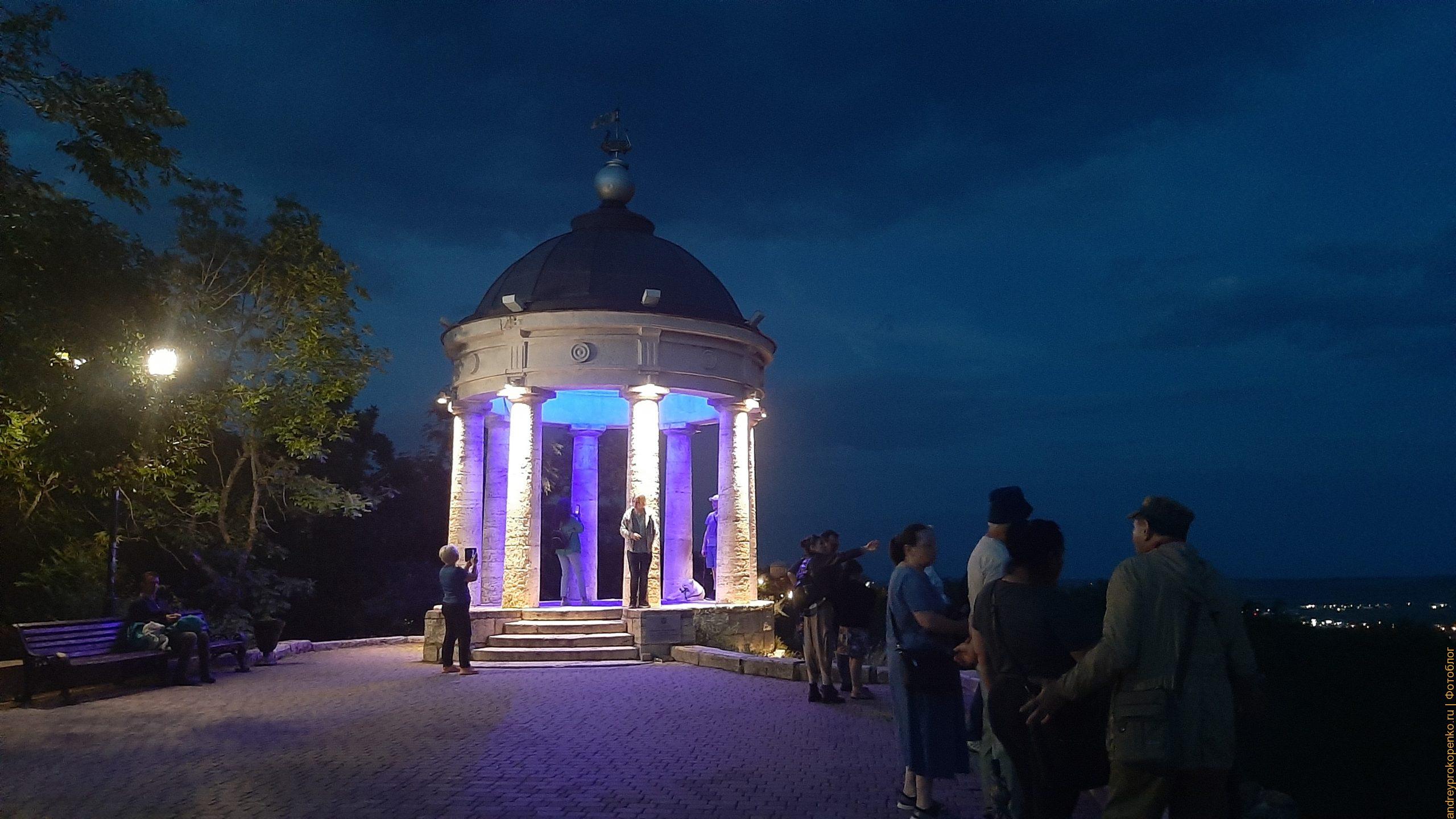 Фото: Эолова арфа в Пятигорске, и русская бабушка из "Металлостроя". Фотограф Иг