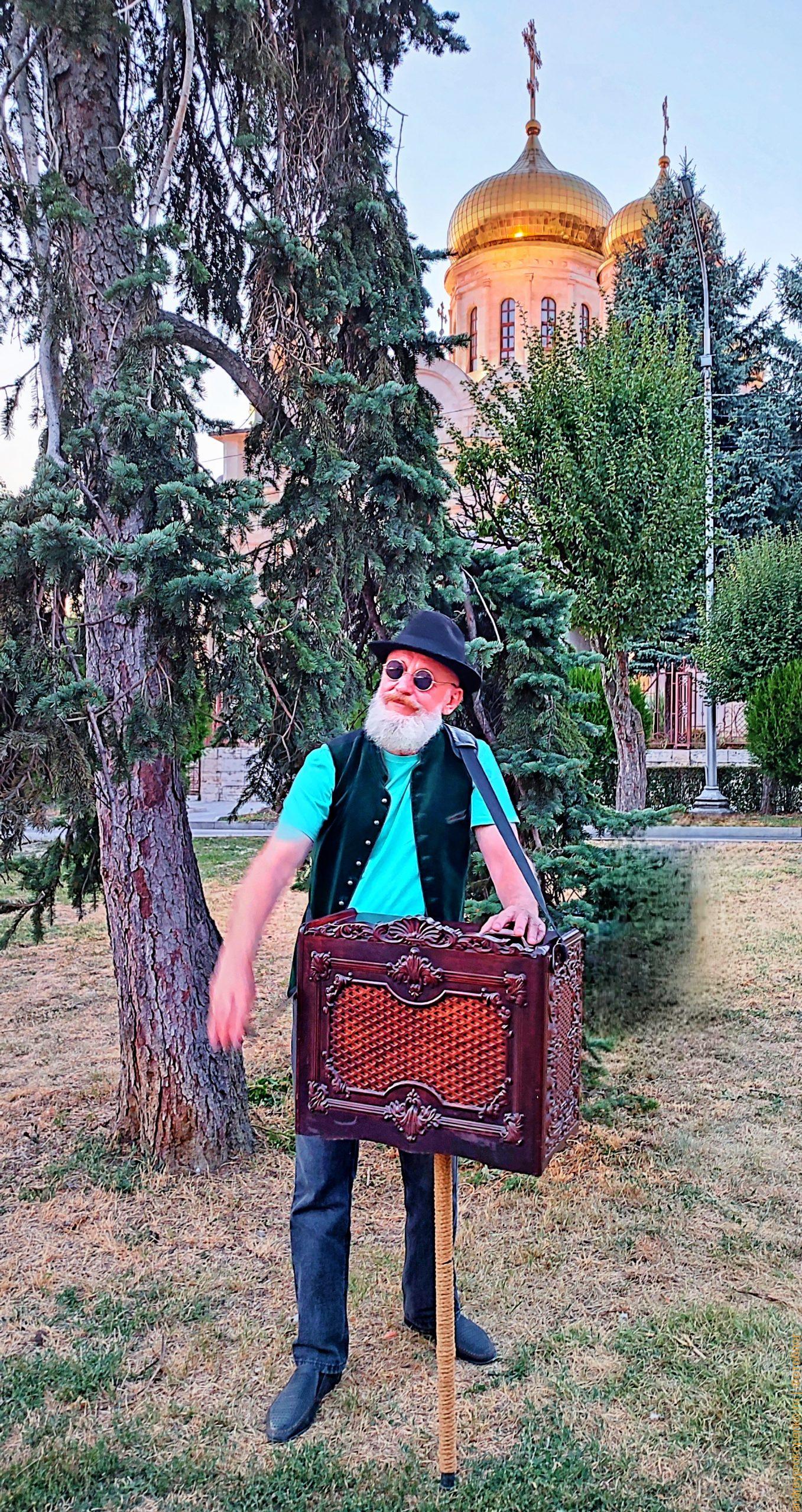 Старый шарманщик около входа в парк Цветник в Пятигорске / фото дня