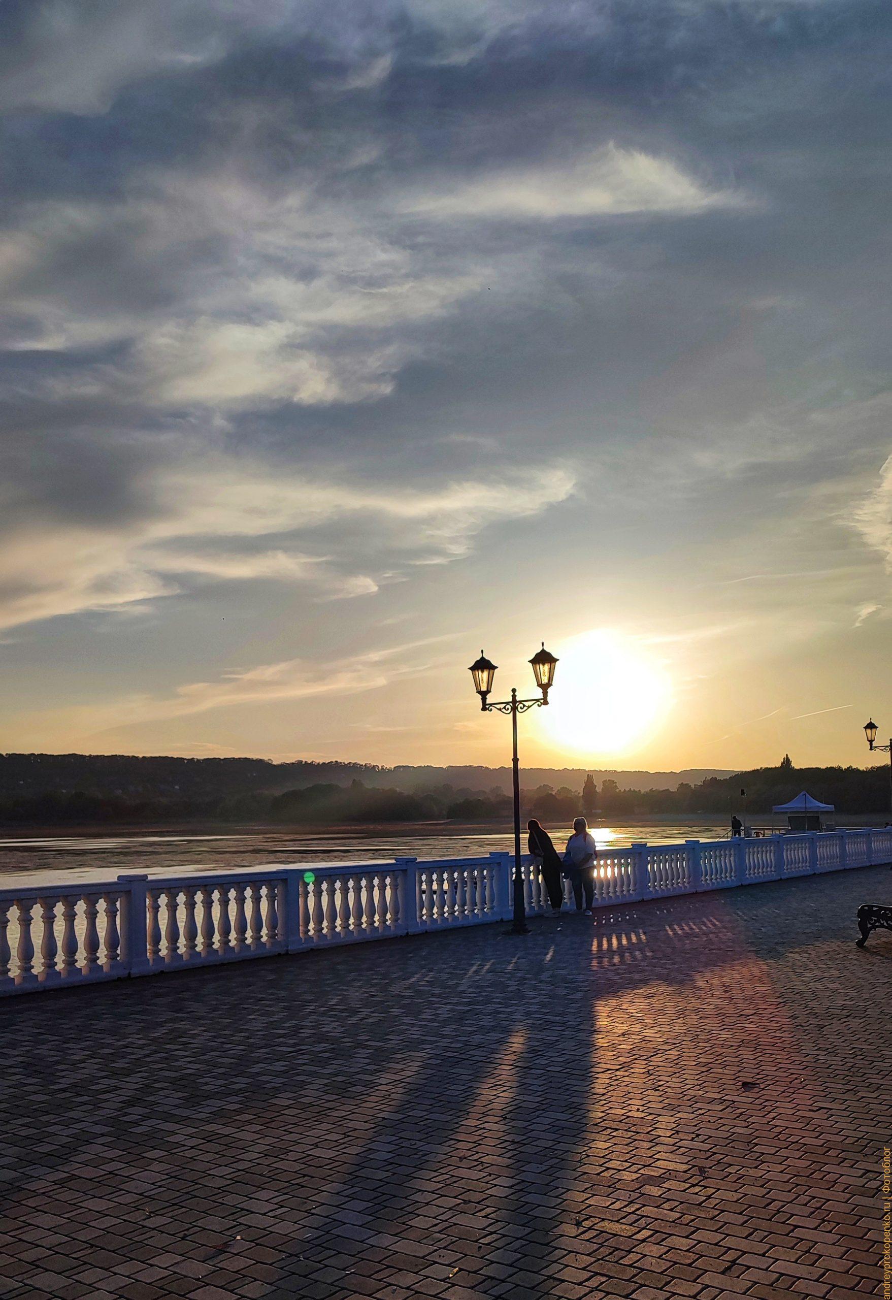 Теплый осенний закат на озере в Пятигорске