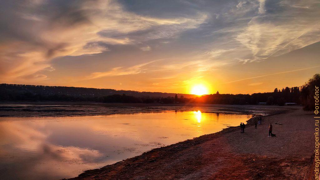 Теплый осенний закат на озере в Пятигорске