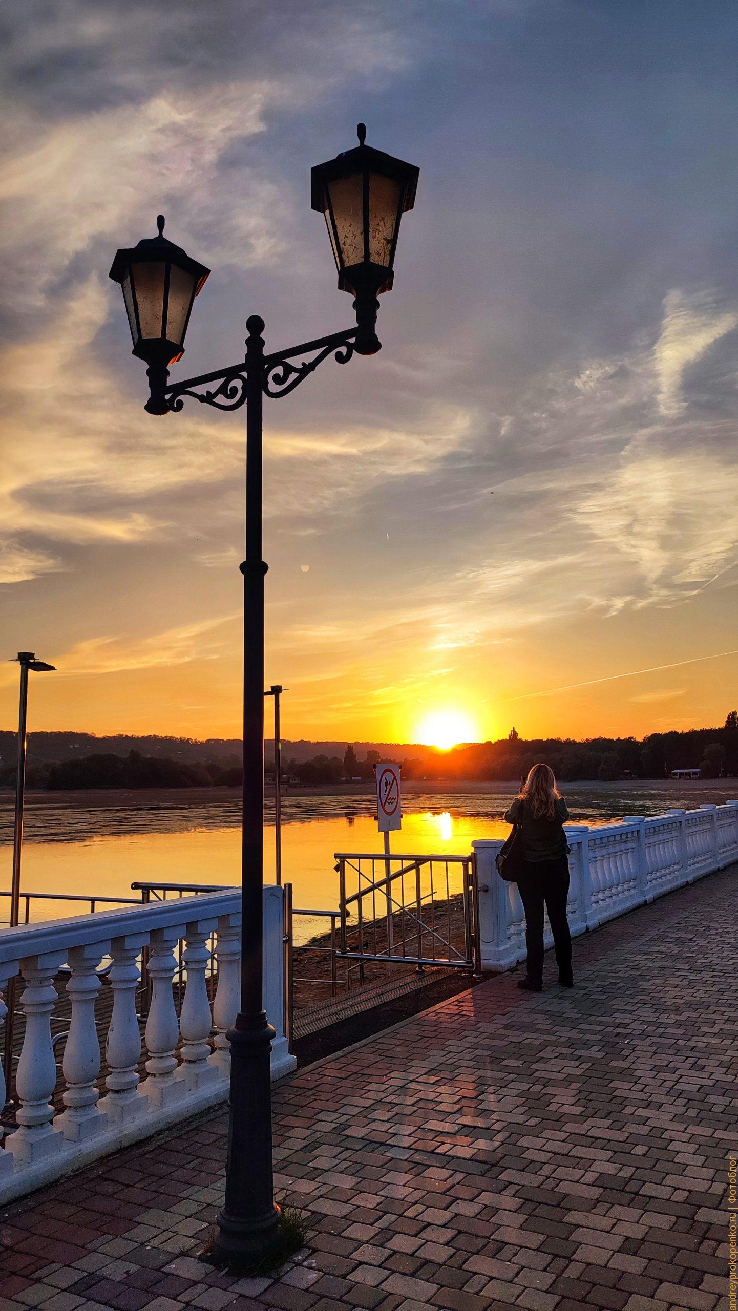 Теплый осенний закат на озере в Пятигорске