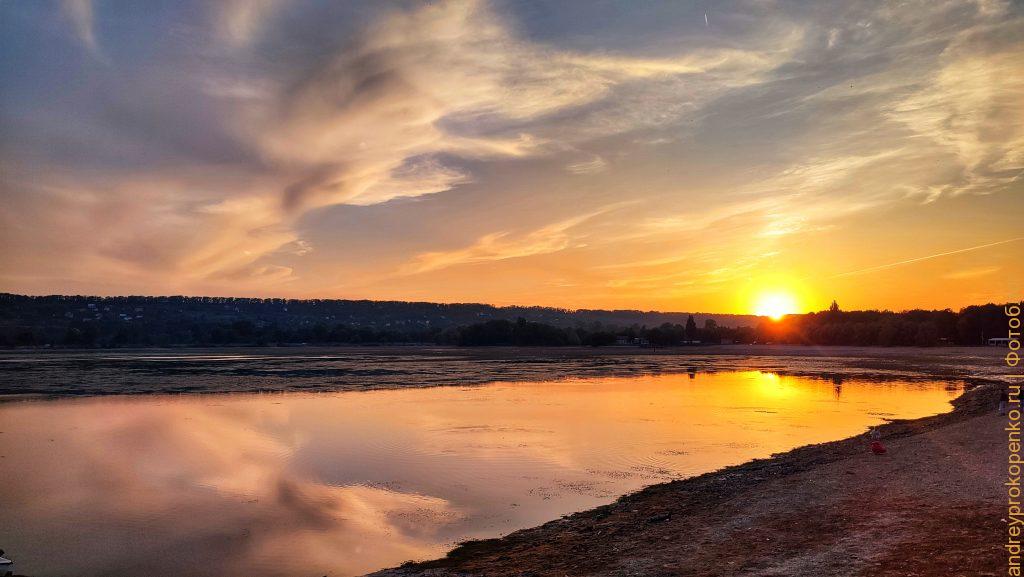 Теплый осенний закат на озере в Пятигорске