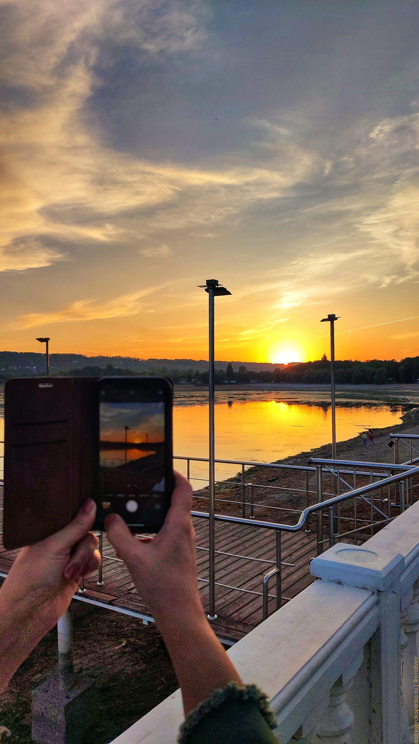 Теплый осенний закат на озере в Пятигорске