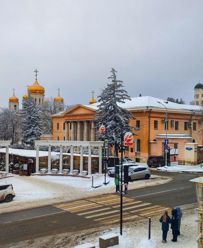 Зимний день около входа в парк Цветник в Пятигорске