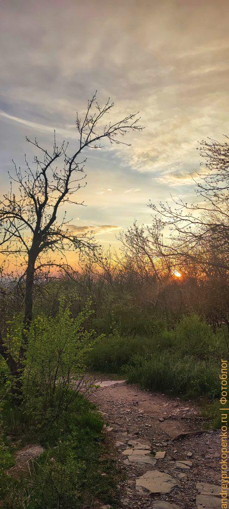 Живописный закат в курортном городе