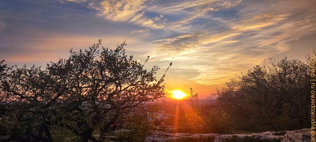 Живописный закат в курортном городе