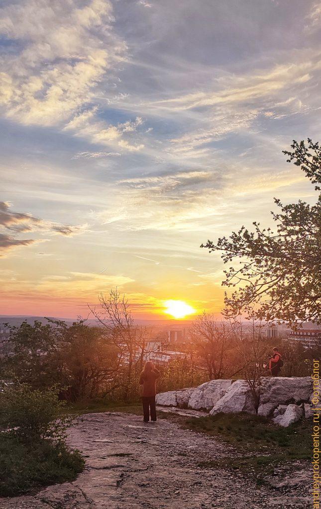 Живописный закат в курортном городе